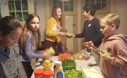 Kinderen groep koken maaltijd