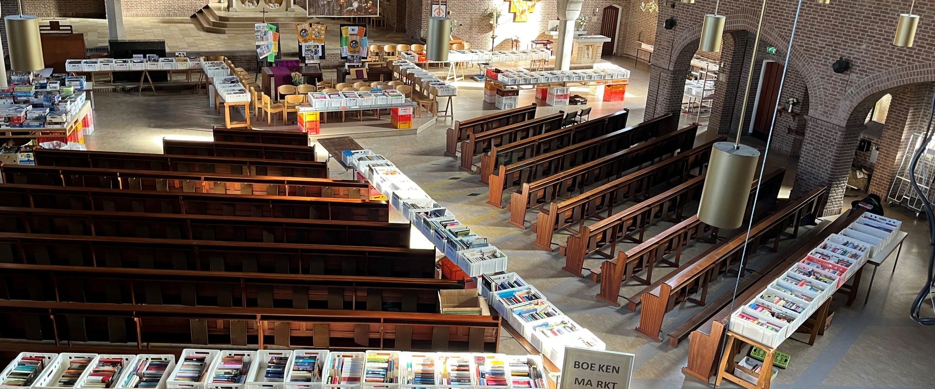 Boekenmarkt in kerk Krommenie