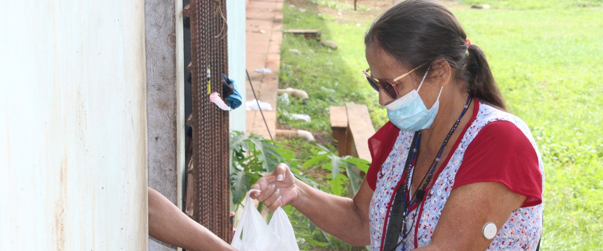 Pincha deelt eten uit in de gevangenis
