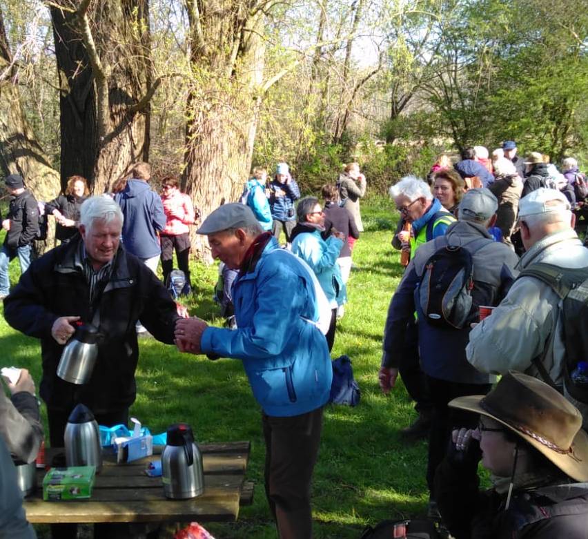 samen wandelen en koffie drinken