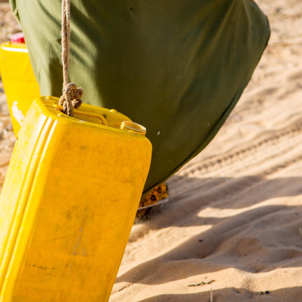 Zalia haalt water voor haar gezin in Niger