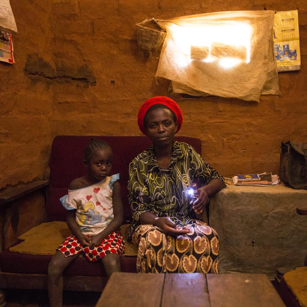 Beatrice in haar huis in Zambia Compound, Mbala