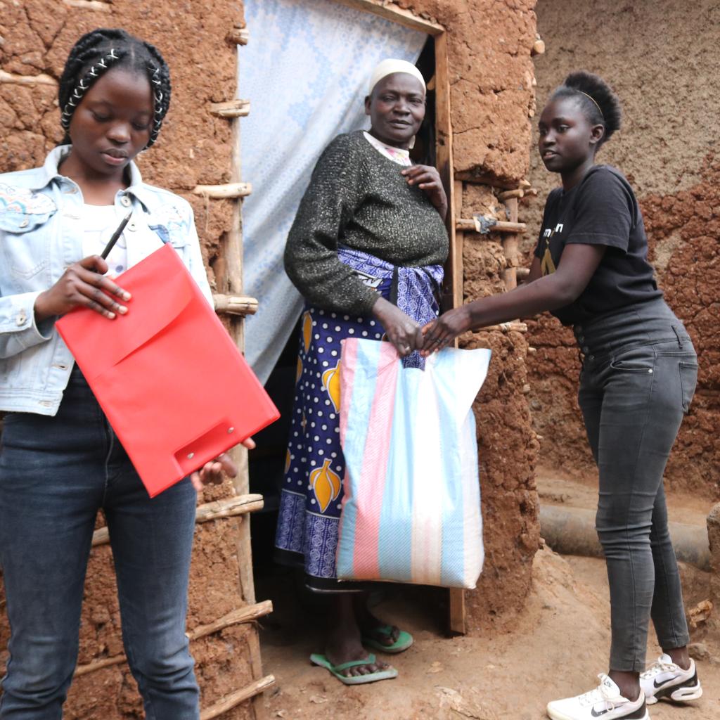 Voedselpakketten uitdelen in Kibera