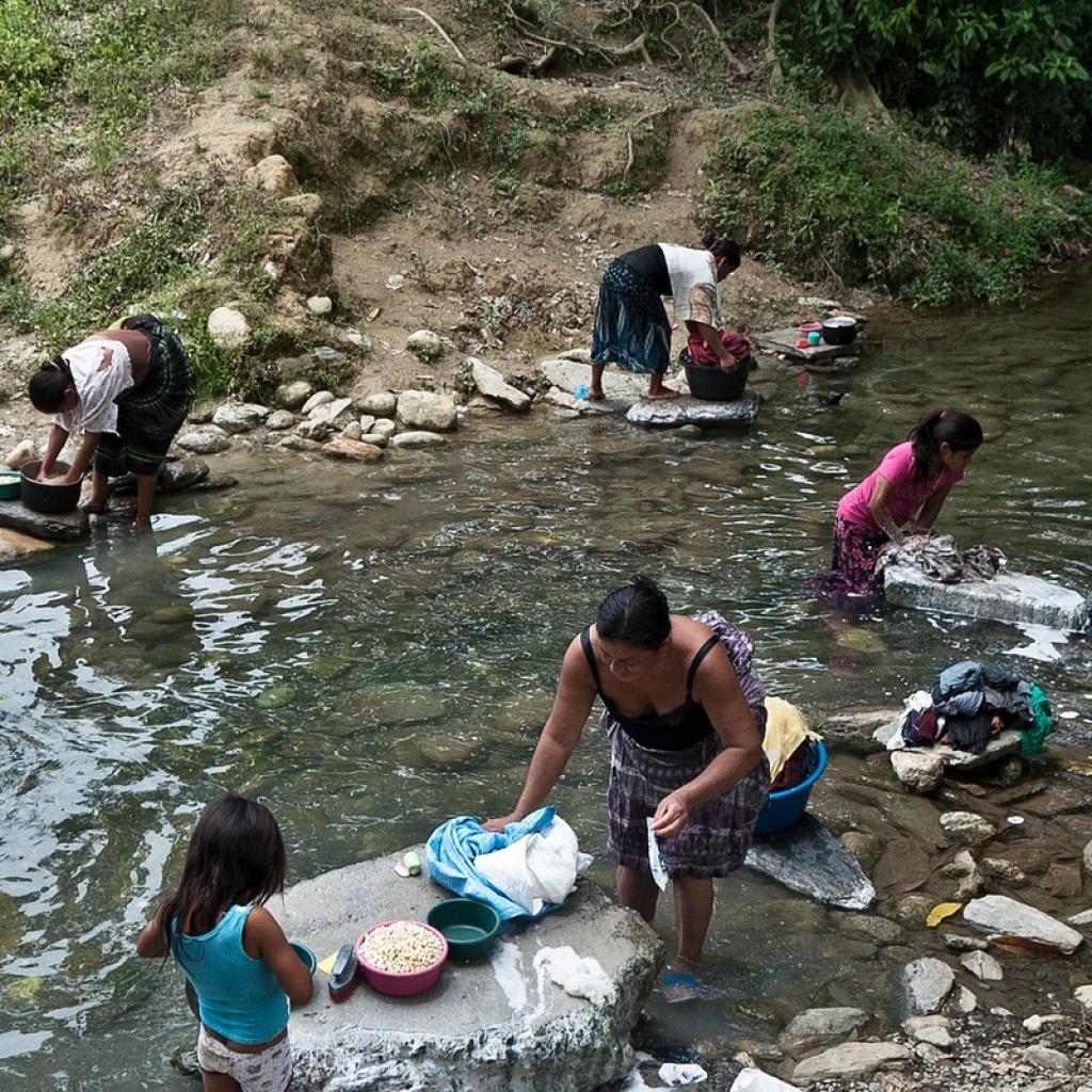 Lokale bevolking is afhankelijk van rivier