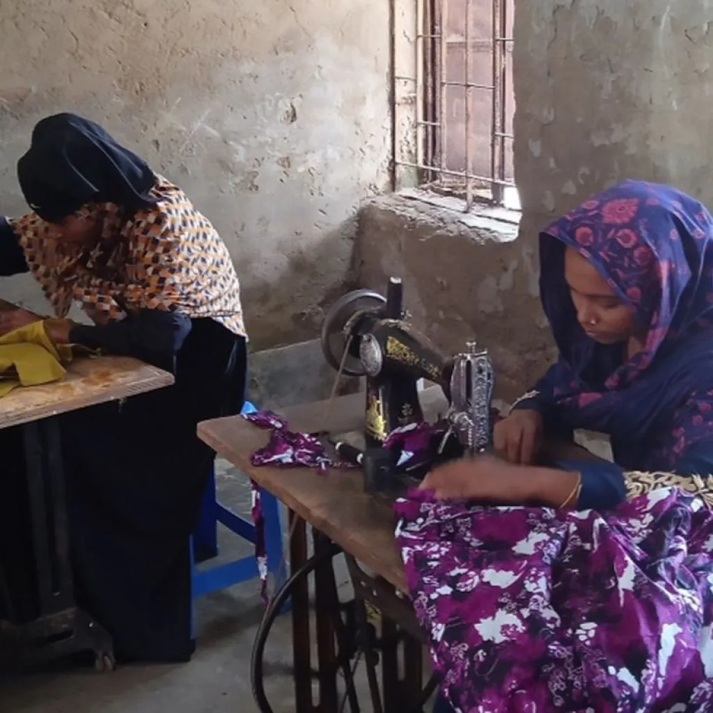 vrouwen in Bangladesh leren kleding maken