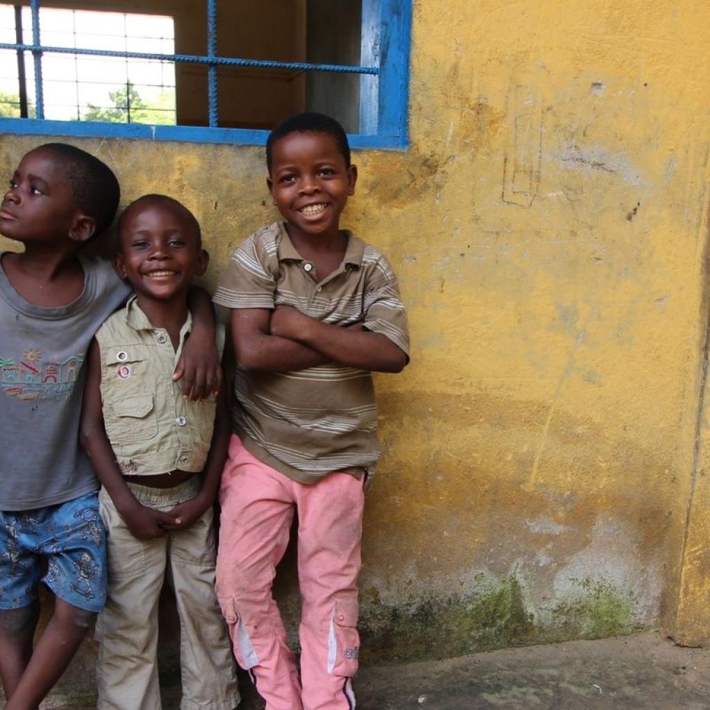 Jongens bij het opvangcentrum in DR Congo