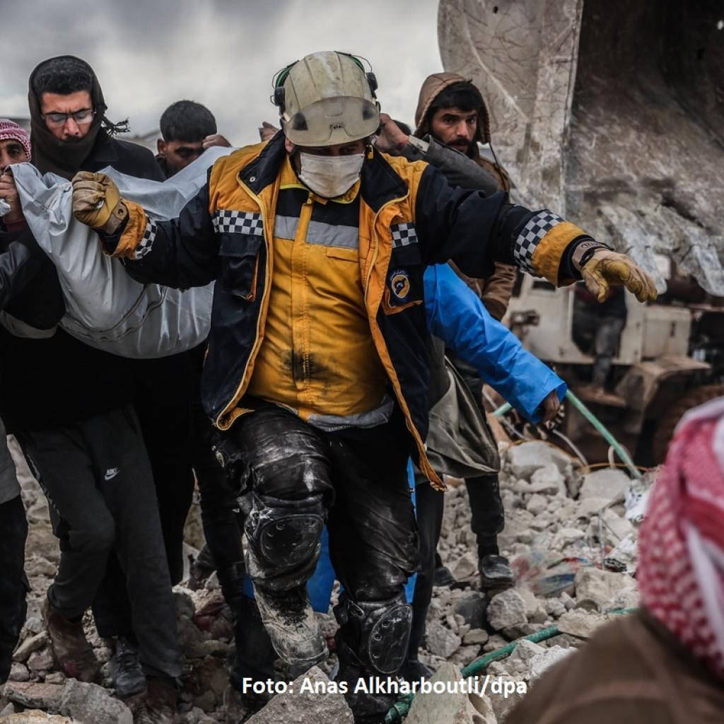 reddingswerkers aardbeving Syrië