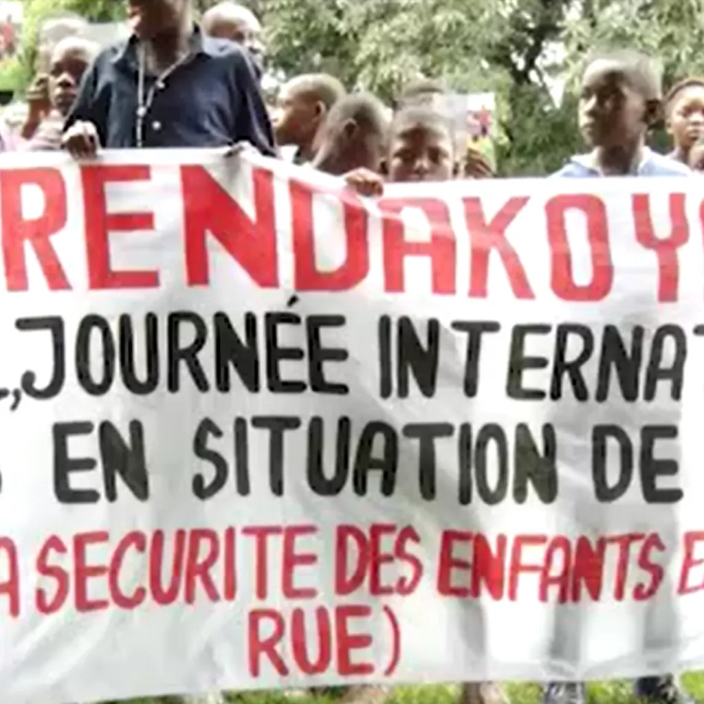 Straatkinderen Ndako Yo Biso bij het parlement
