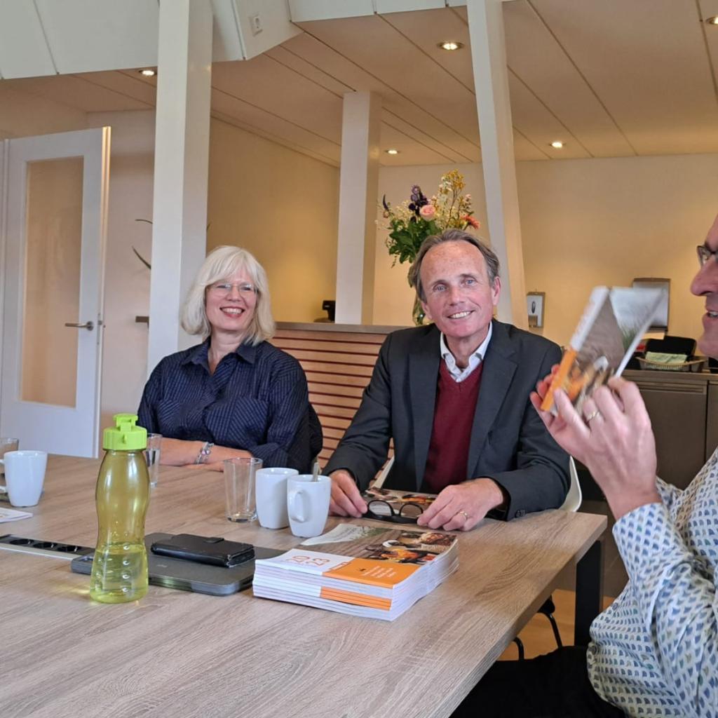 mgr Van den Hout op bezoek bij VA