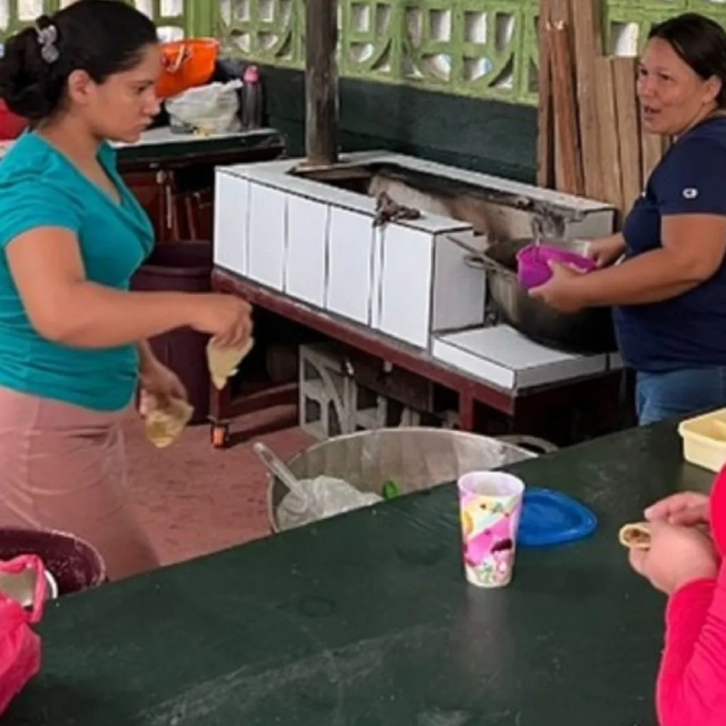 Moeders aan het werk in de schoolkeuken