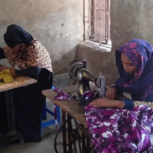 vrouwen in Bangladesh leren kleding maken