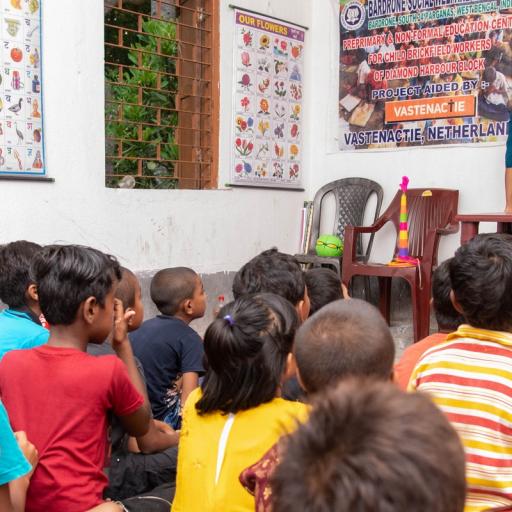 Kinderen in India krijgen les