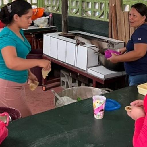 Moeders aan het werk in de schoolkeuken