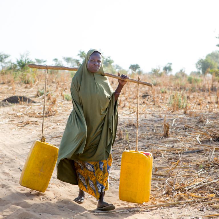 Zalia-met-zware-jerrycan-sahel-niger