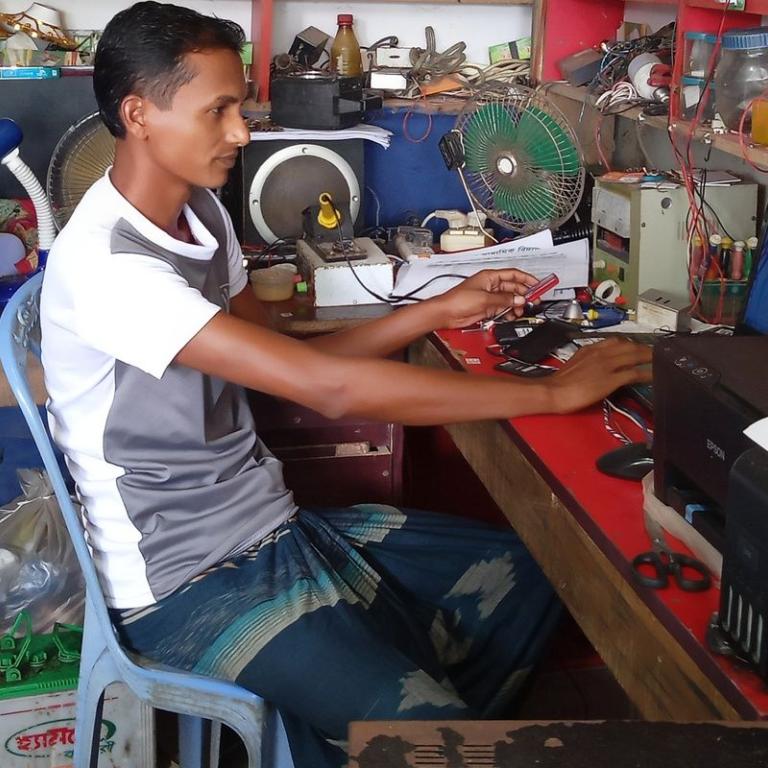 Mr. Ruman aan het werk in zijn winkel.