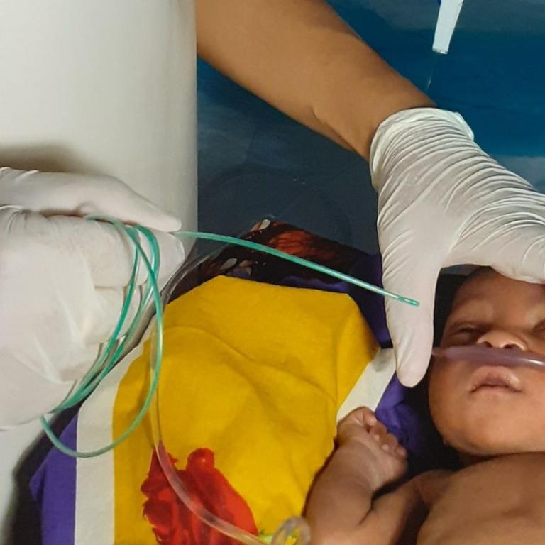 Arts en een baby in Tanzania