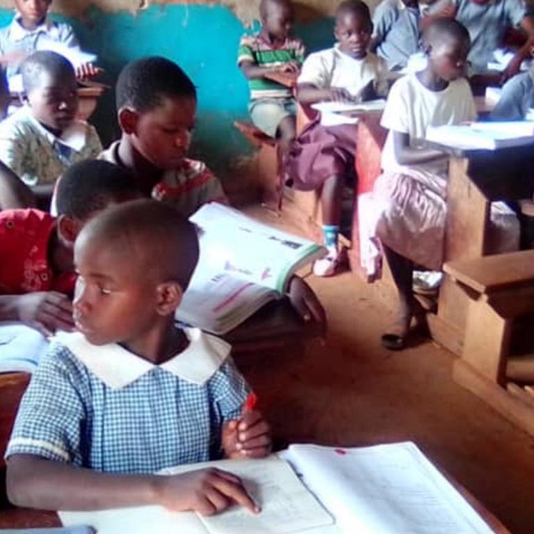 Kinderen in de schoolbanken in Oeganda
