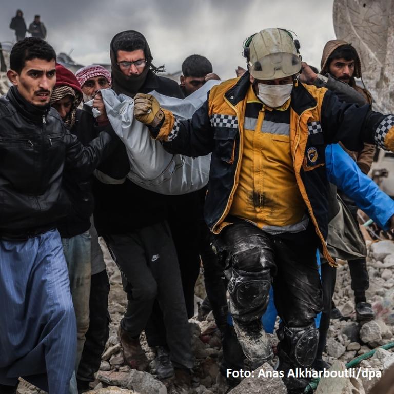 reddingswerkers aardbeving Syrië