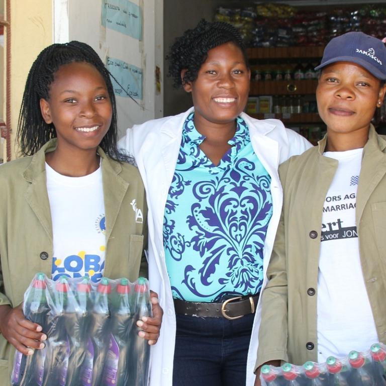 Meisjes van programma Clean Girl Soap in Zimbabwe