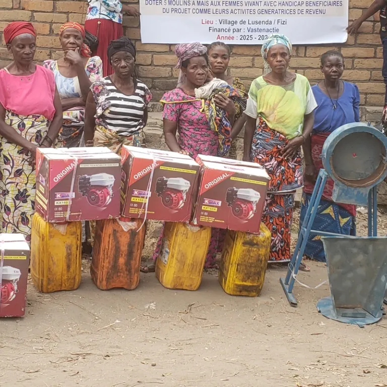 Vrouwen in DR Congo met maismolen