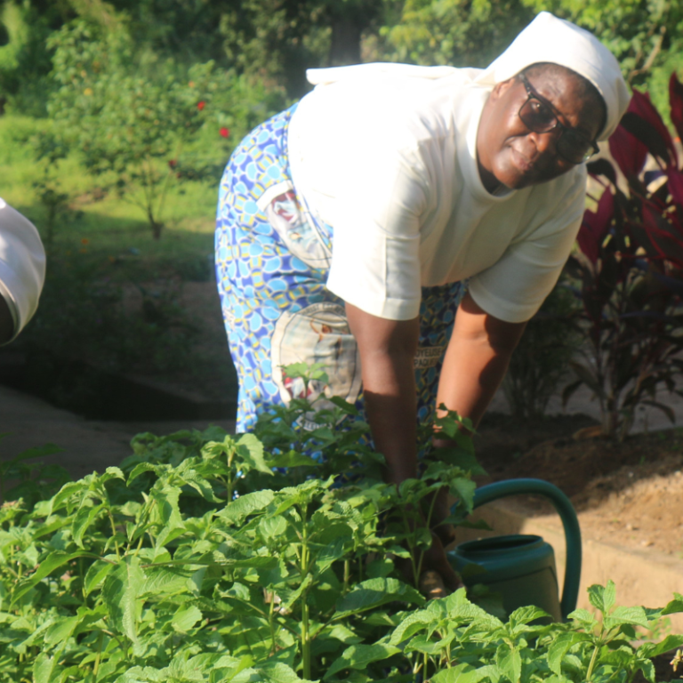 Vrouw en kind in het veld
