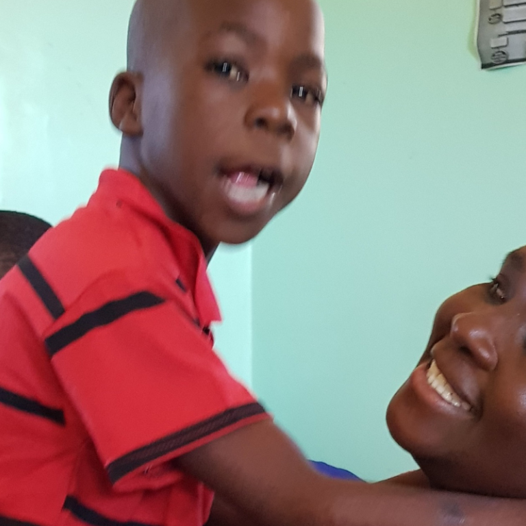 Kind met begeleidster