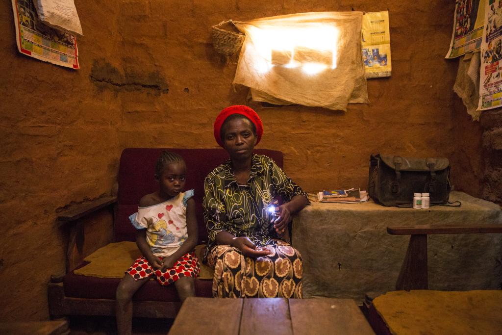 Beatrice in haar huis in Zambia Compound, Mbala