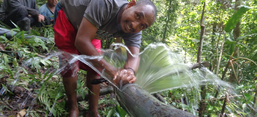 aanleggen waterleiding Dukateli, Flores, Indonesië