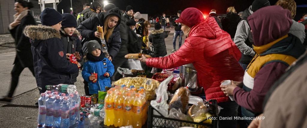 Vluchtelingen uit Oekraine krijgen eten en drinken