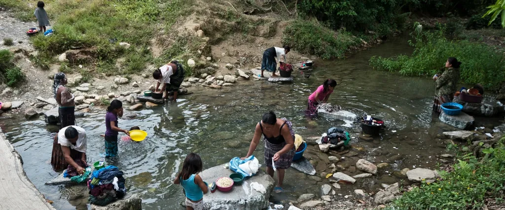 Lokale bevolking is afhankelijk van rivier