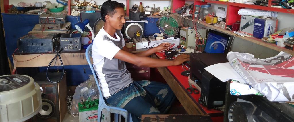 Mr. Ruman aan het werk in zijn winkel.