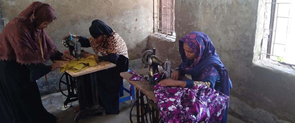 vrouwen in Bangladesh leren kleding maken