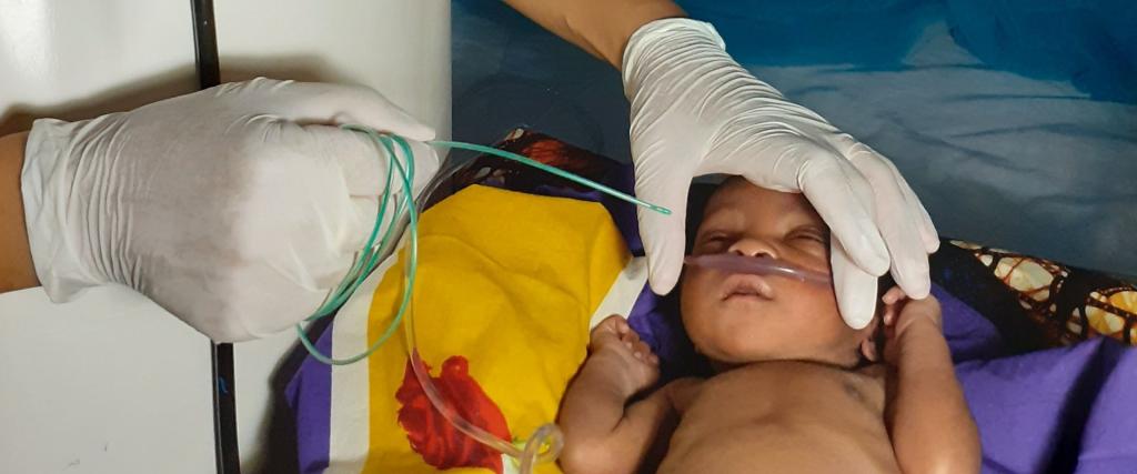 Arts en een baby in Tanzania