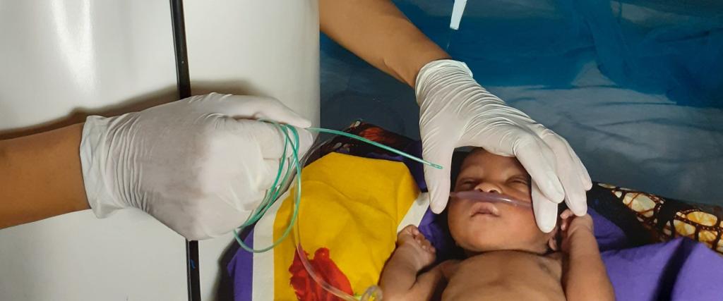 Arts en een baby in Tanzania
