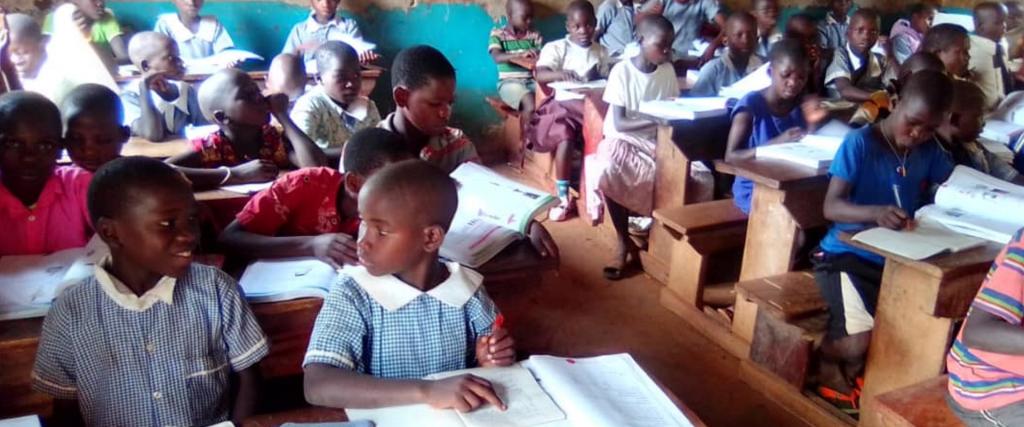 Kinderen in de schoolbanken in Oeganda