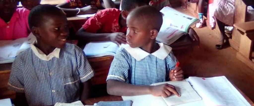Kinderen in de schoolbanken in Oeganda
