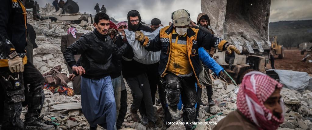 reddingswerkers aardbeving Syrië