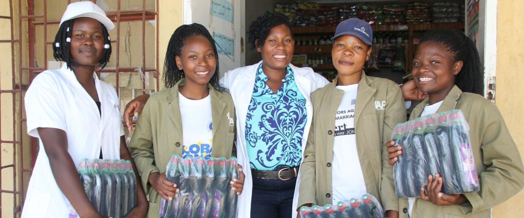 Meisjes van programma Clean Girl Soap in Zimbabwe