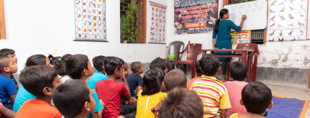 kinderen krijgen les in India