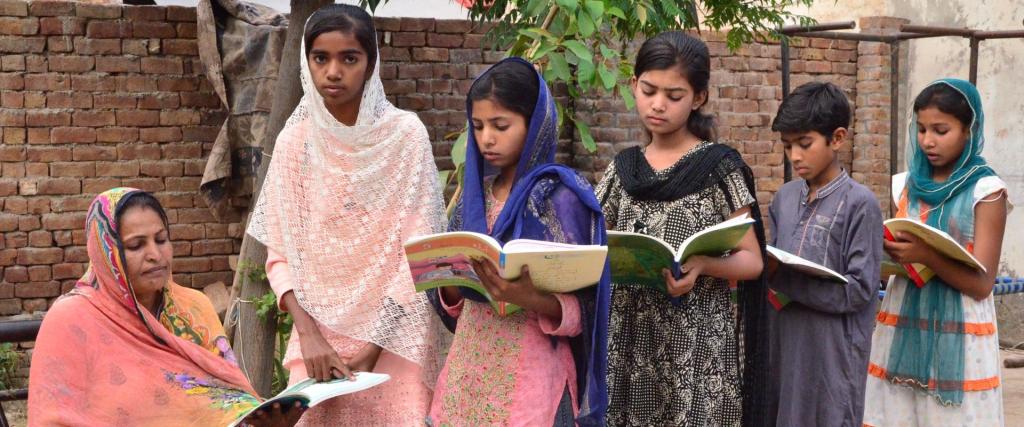 Jonge vrouwen in Pakistan krijgen les