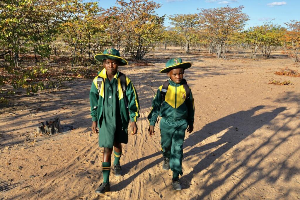 Kinderen op weg naar school in Zimbabwe