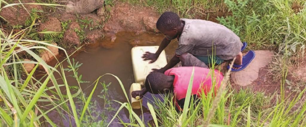 Kinderen halen water