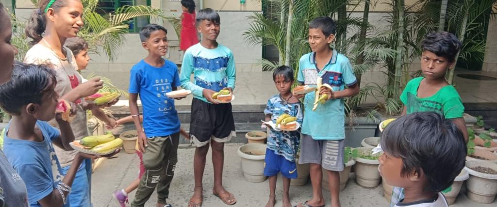 Kinderen bij het station in Calcutta