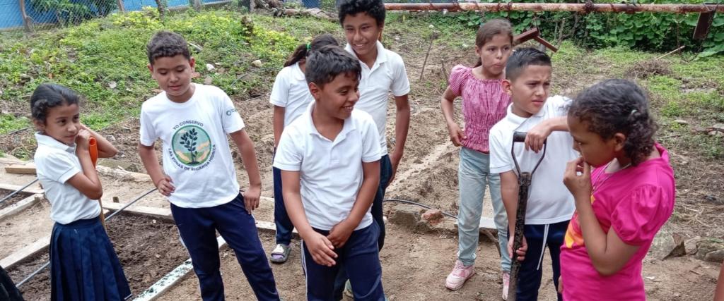 Kinderen krijgen moestuinles in Nicaragua
