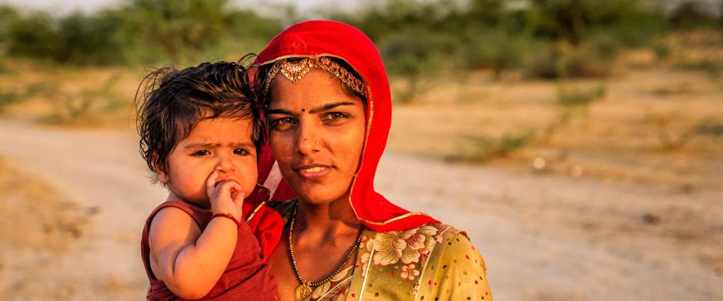 Moeder met kind in India