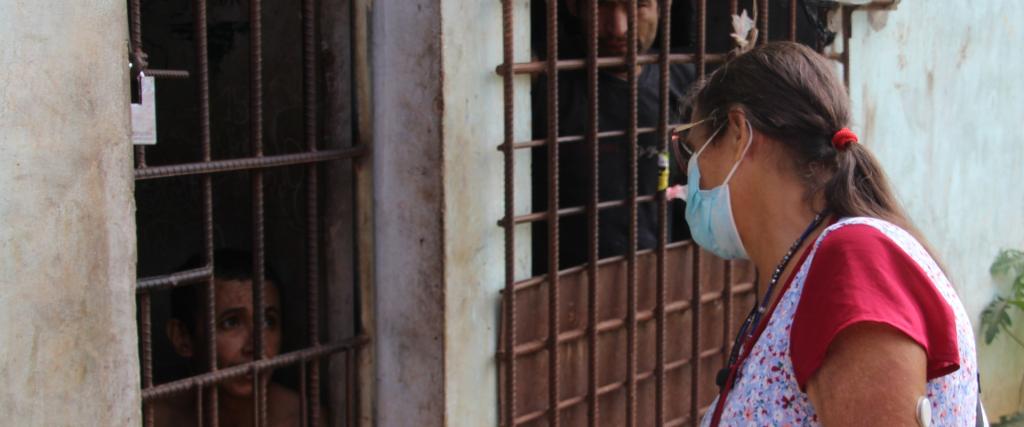 Marie Cruz bezoekt gedetineerden in Bolivia