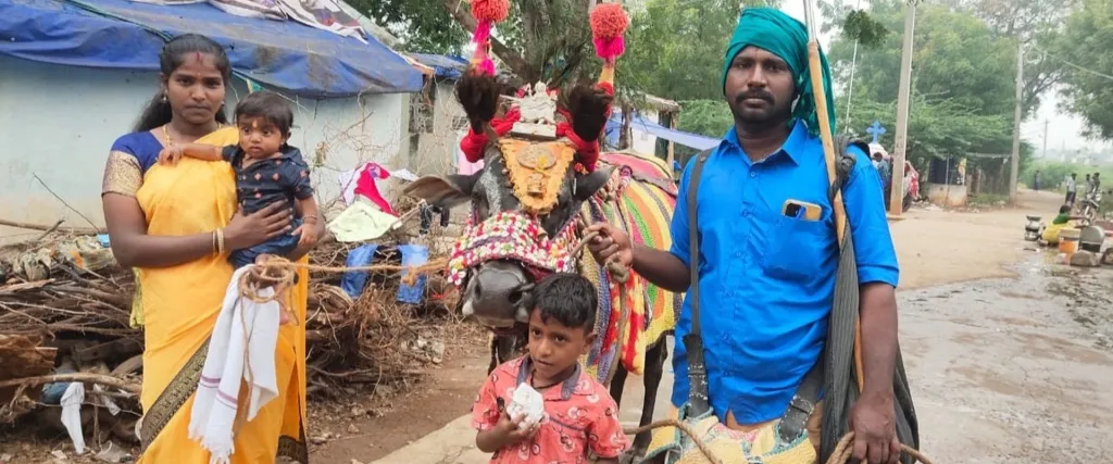 Pandeeswari trekt rond met man en kinderen