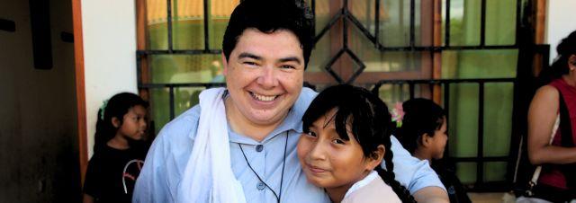 Zuster Violeta met kinderen in Riberalta Bolivia