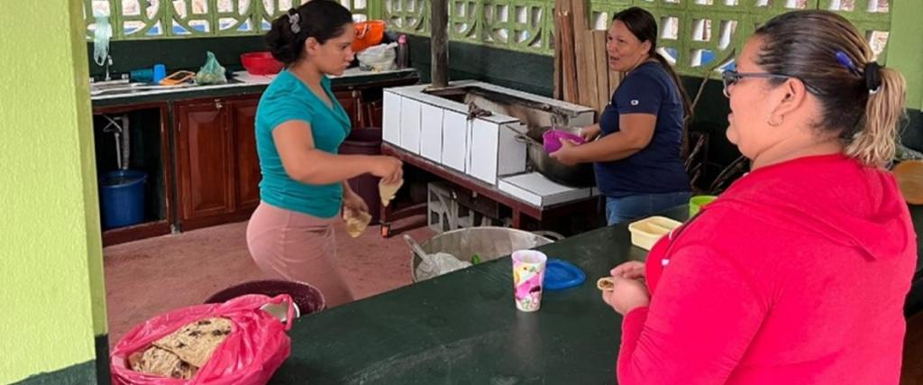 Moeders aan het werk in de schoolkeuken