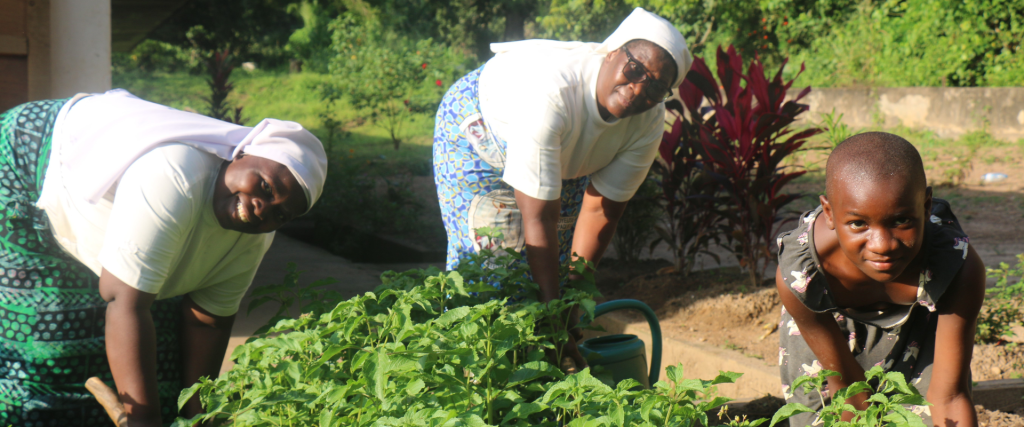 Vrouw en kind in het veld